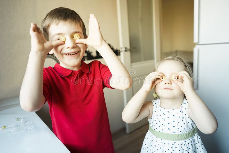 Lustiger Bruder und Schwester schließen ihre Augen mit Süßigkeit wie Gläsern stockfotos Lustiger Bruder und Schwester schließen ihre Augen mit Süßigkeit wie Gläsern stockfotos