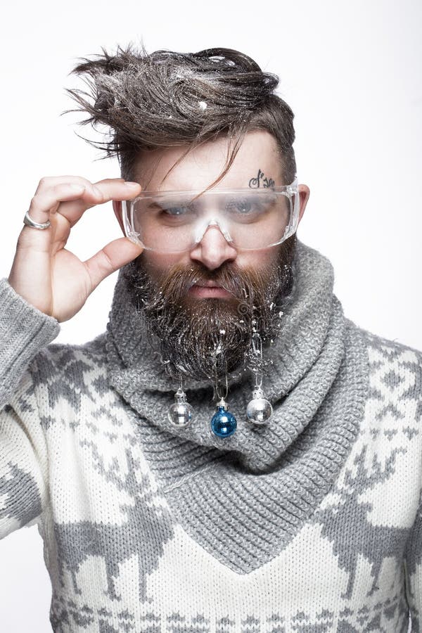 Lustiger bärtiger Mann in einem neues Jahr ` s Bild mit Schnee und Dekorationen auf seinem Bart Fest von Weihnachten stockbilder Lustiger bärtiger Mann in einem neues Jahr ` s Bild mit Schnee und Dekorationen auf seinem Bart Fest von Weihnachten stockbilder