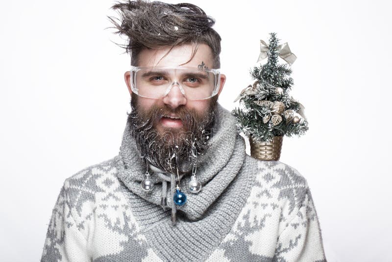 Lustiger bärtiger Mann in einem neues Jahr ` s Bild mit Schnee und Dekorationen auf seinem Bart Fest von Weihnachten lizenzfreie stockfotografie Lustiger bärtiger Mann in einem neues Jahr ` s Bild mit Schnee und Dekorationen auf seinem Bart Fest von Weihnachten lizenzfreie stockfotografie