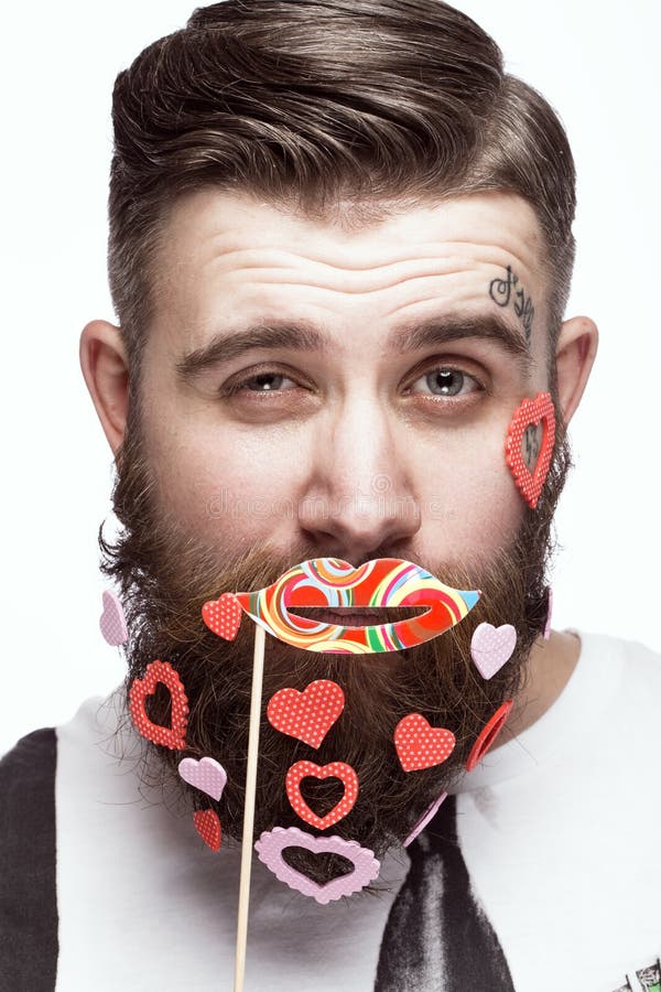 Lustiger bärtiger Mann mit Herzen Valentinsgruß ` s Tag stockbild Lustiger bärtiger Mann mit Herzen Valentinsgruß ` s Tag stockbild