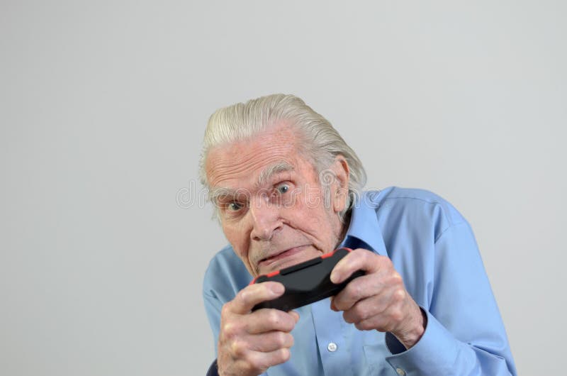 Lustiger Großvater, der ein Videospiel auf Konsole spielt stockfotografie Lustiger Großvater, der ein Videospiel auf Konsole spielt stockfotografie