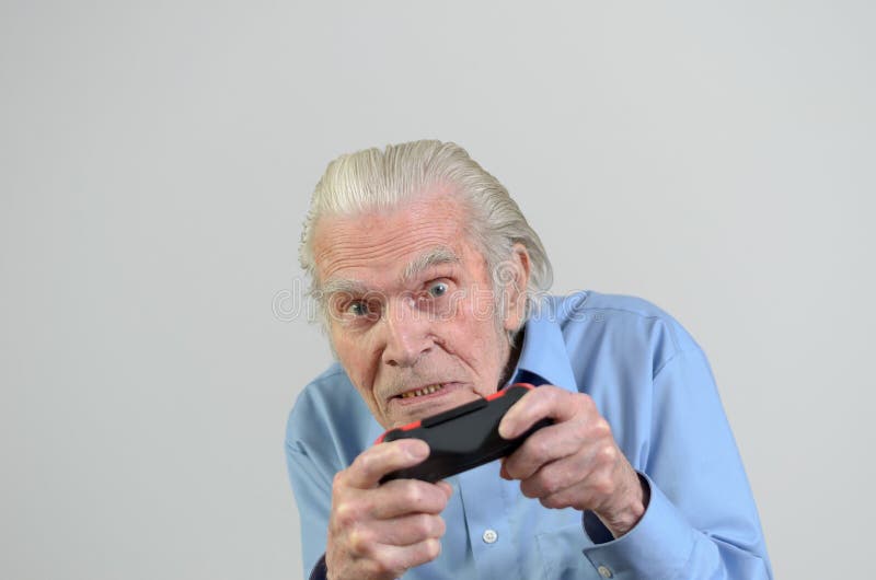 Lustiger Großvater, der ein Videospiel auf Konsole spielt lizenzfreie stockfotografie Lustiger Großvater, der ein Videospiel auf Konsole spielt lizenzfreie stockfotografie