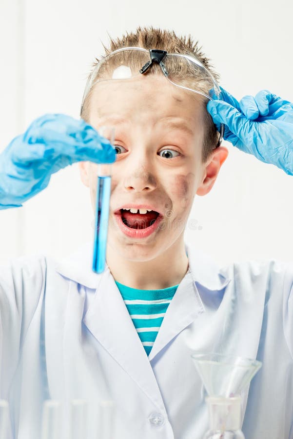 Lustiger Junge gekleidet als Chemiker mit schmutzigen Gesicht nach einem fehlgeschlagenen lizenzfreie stockfotografie