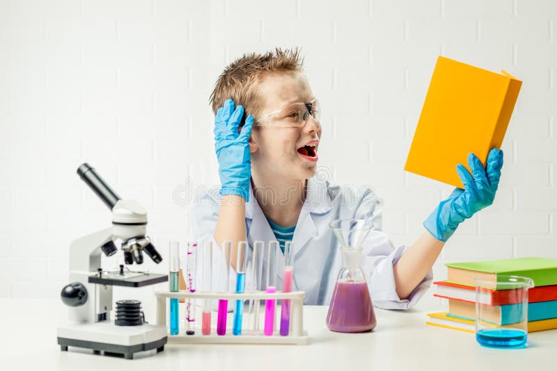 Lustiger Junge gekleidet als Chemiker mit schmutzigen Gesicht nach einem fehlgeschlagenen lizenzfreie stockfotografie
