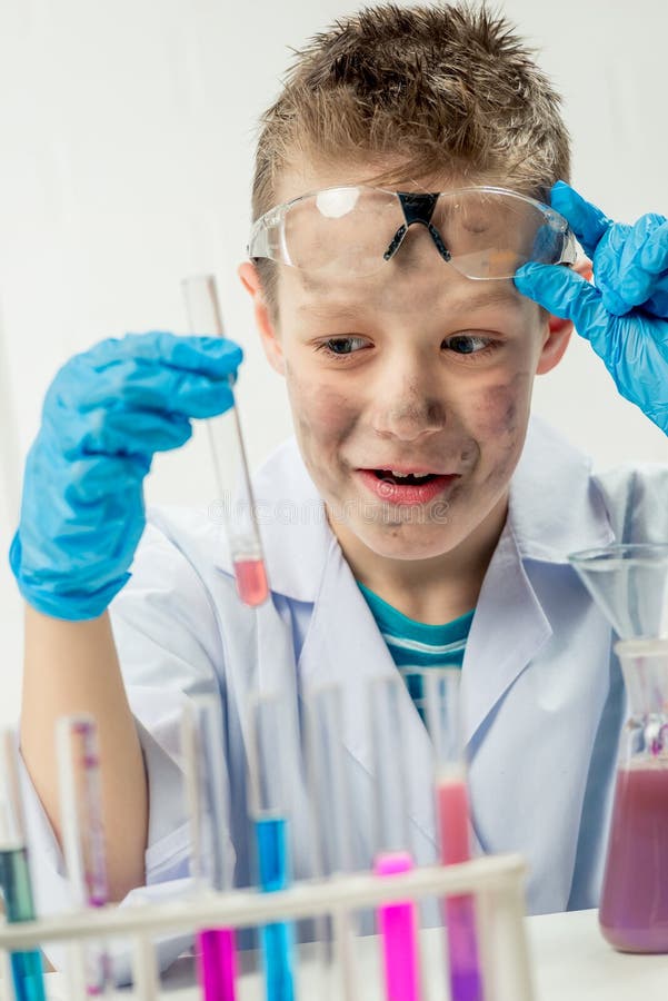 Lustiger Junge gekleidet als Chemiker mit schmutzigen Gesicht nach einem fehlgeschlagenen lizenzfreie stockbilder