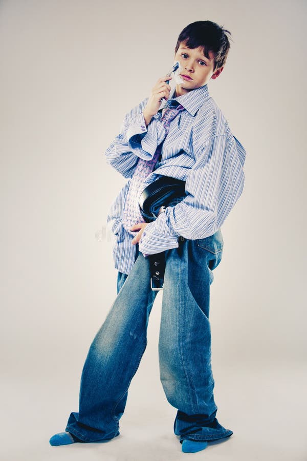 Lustiger Junge tragende Vati ` s Kleidung lizenzfreie stockfotografie Lustiger Junge tragende Vati ` s Kleidung lizenzfreie stockfotografie