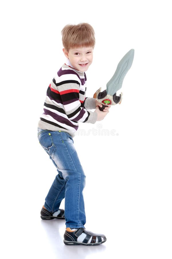 Lustiger kleiner Junge mit einer Spielzeugklinge in der Hand stockbild Lustiger kleiner Junge mit einer Spielzeugklinge in der Hand stockbild