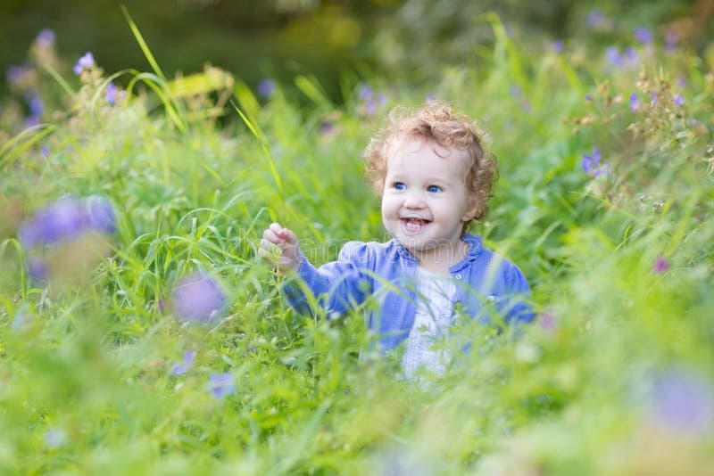 Baby im Garten stockbild. Bild von garten, baby 71845013