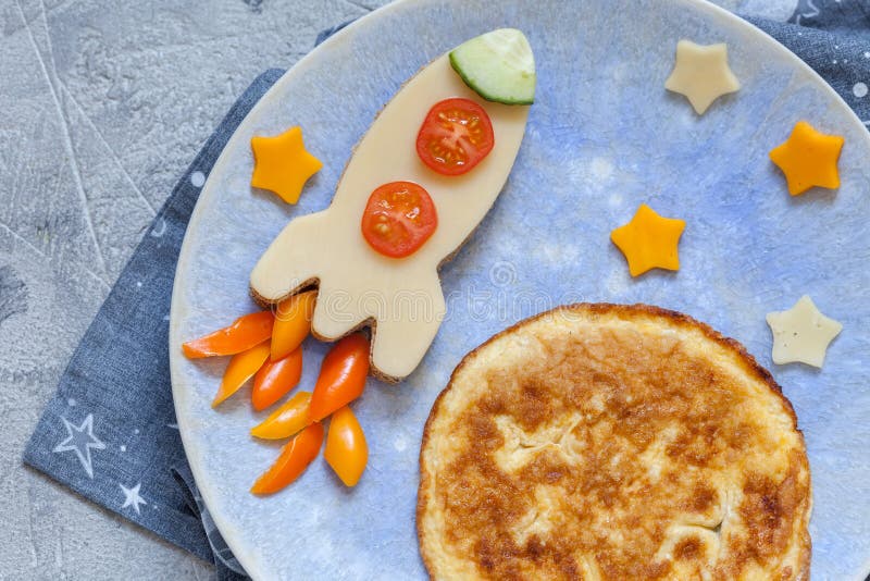 Lustiges Frühstück mit Käsesandwich und einem Omelett lizenzfreies stockfoto Lustiges Frühstück mit Käsesandwich und einem Omelett lizenzfreies stockfoto