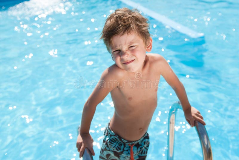 Lustiges hübsches kaukasisches gesundes Kleinkind im blauen Süßwasserpool am sonnigen Sommertag lizenzfreie stockbilder Lustiges hübsches kaukasisches gesundes Kleinkind im blauen Süßwasserpool am sonnigen Sommertag lizenzfreie stockbilder