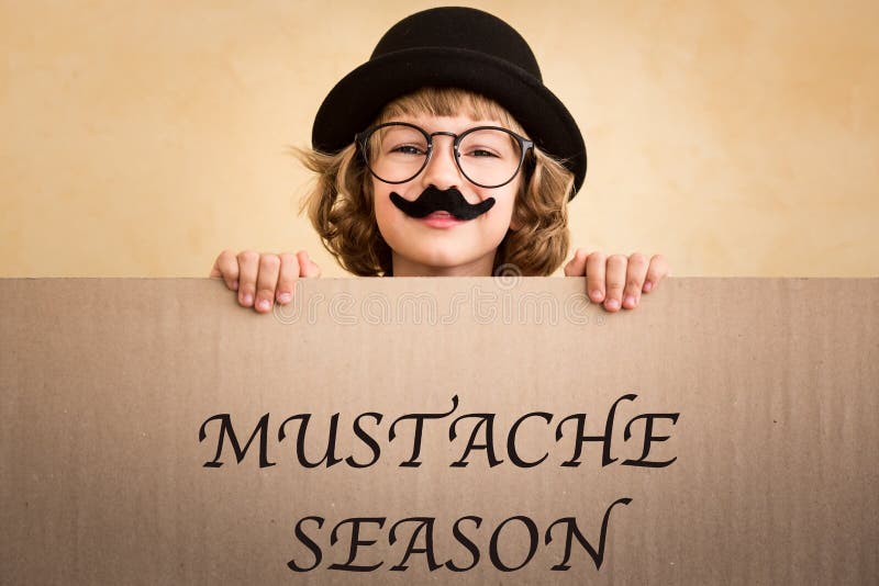 Lustiges Kind mit dem gefälschten Schnurrbart stockbild Lustiges Kind mit dem gefälschten Schnurrbart stockbild