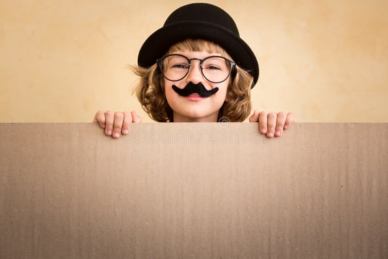 Lustiges Kind mit dem gefälschten Schnurrbart lizenzfreies stockbild Lustiges Kind mit dem gefälschten Schnurrbart lizenzfreies stockbild