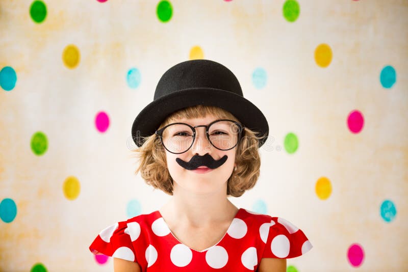 Lustiges Kind mit dem gefälschten Schnurrbart stockfotografie Lustiges Kind mit dem gefälschten Schnurrbart stockfotografie