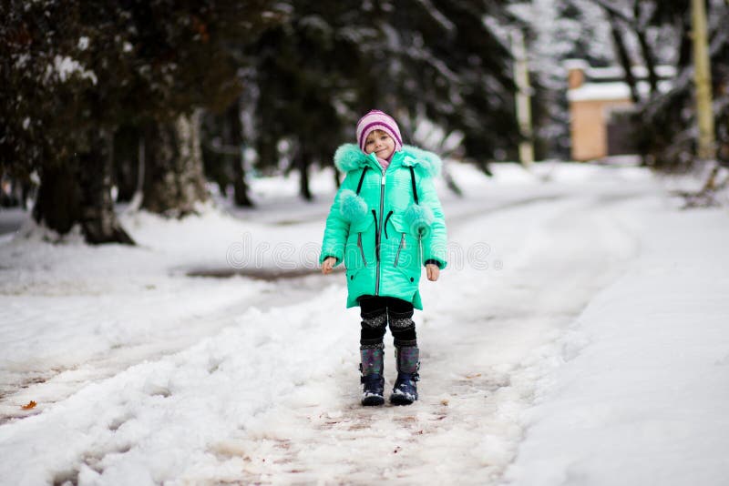 Lustiges kleines Mädchen, das Spaß im schönen Winterpark hat stockbilder Lustiges kleines Mädchen, das Spaß im schönen Winterpark hat stockbilder