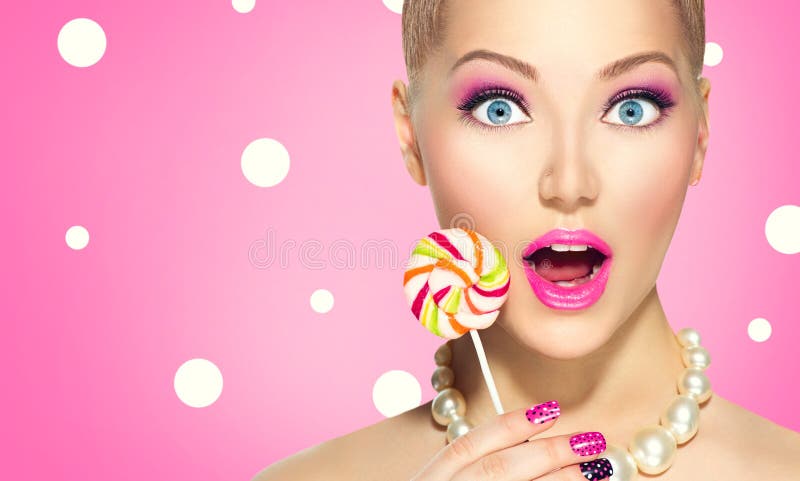 Lustiges Mädchen, das Lutscher isst stockfotos Lustiges Mädchen, das Lutscher isst stockfotos