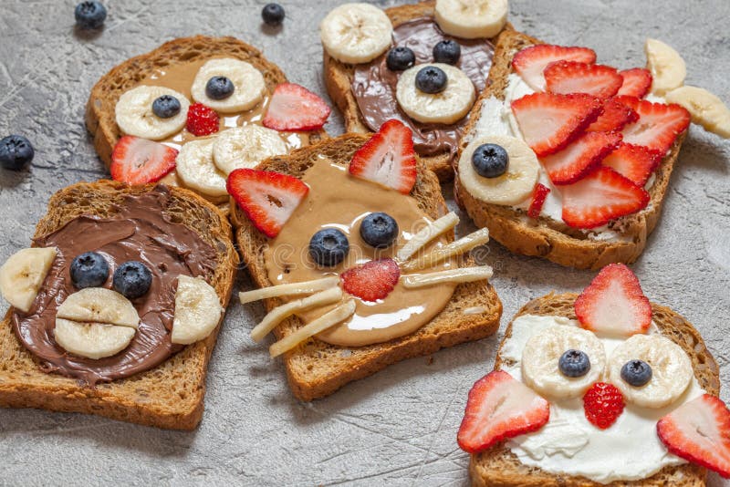 Lustiges Tier stellt Toast gegenüber lizenzfreie stockbilder Lustiges Tier stellt Toast gegenüber lizenzfreie stockbilder
