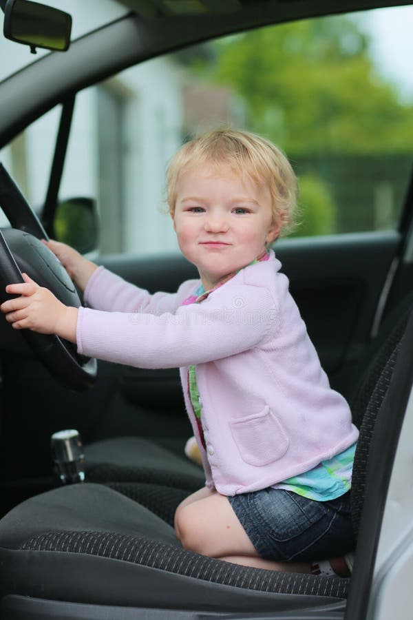 Lustiges Vorschülermädchen, das im Auto spielt stockbilder Lustiges Vorschülermädchen, das im Auto spielt stockbilder