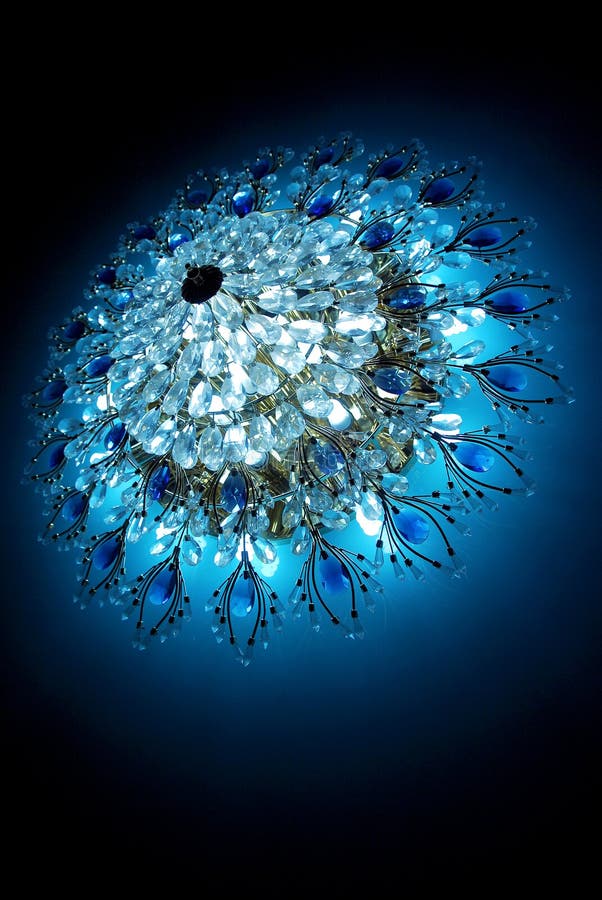 Lampadario di cristallo blu fotografia stock libera da diritti