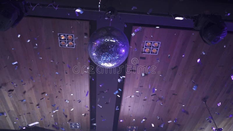 Lustrzana kula disco pod sufitem