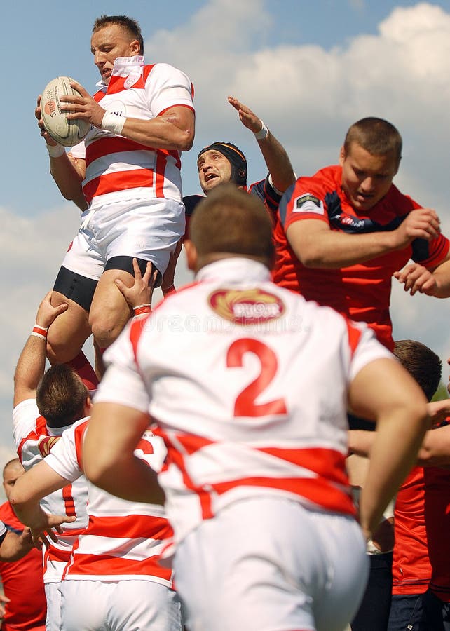 Bola De Rugby Entre Os Pés Dos Jogadores No Jogo Do GP Do Rugby