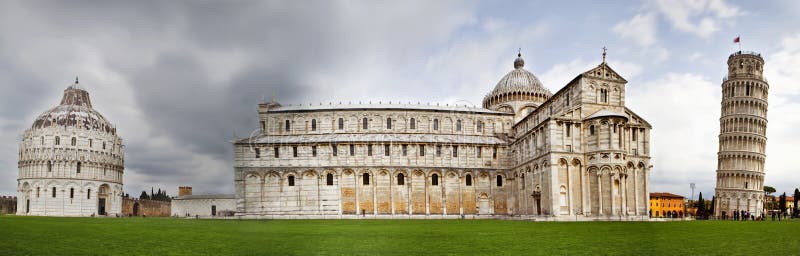 Luta stå hög av Pisa, domkyrka och Duomo royaltyfri foto Luta stå hög av Pisa, domkyrka och Duomo royaltyfri foto