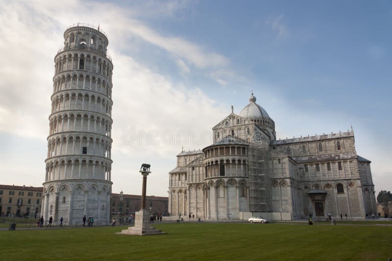 Luta stå hög wolfen av för Pisa, Duomodi Pisa, Romulus, Remus och Capitoline royaltyfri bild Luta stå hög wolfen av för Pisa, Duomodi Pisa, Romulus, Remus och Capitoline royaltyfri bild