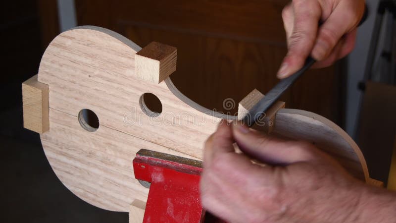 Luthier που εργάζεται σε νέο βιολί ή βιολί στο χώρο εργασίας