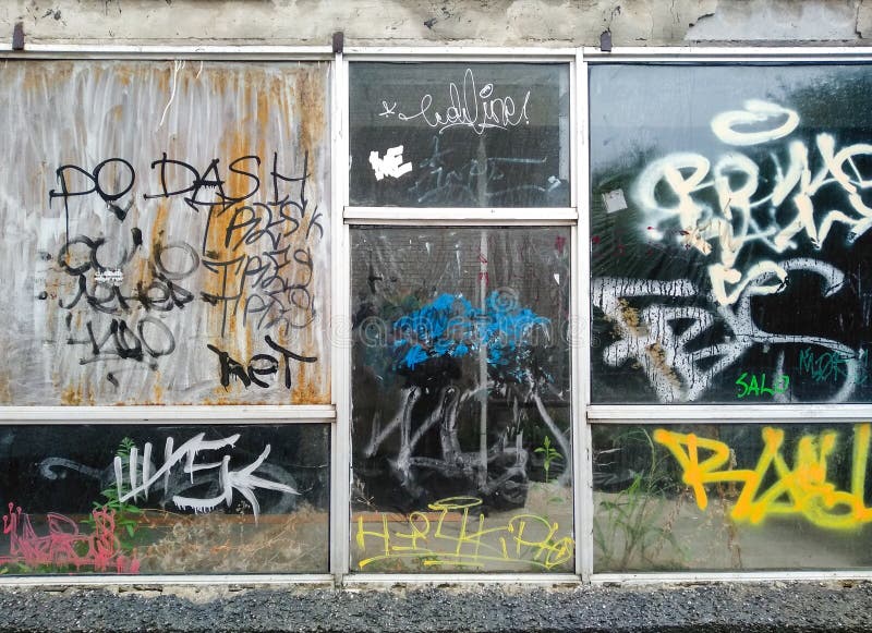 Lutsk ukraine får 30 2020. Målad vägg av gammal byggnad i staden. graffiti på fönster i övergivna hus. Märkning på glas royaltyfri foto
