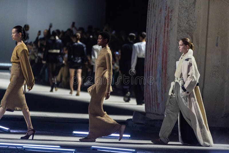 Luty 24 r. we włoszech : modelki chodzą finałem pasa startowego na pokazie mody tods w tygodniu mody milan