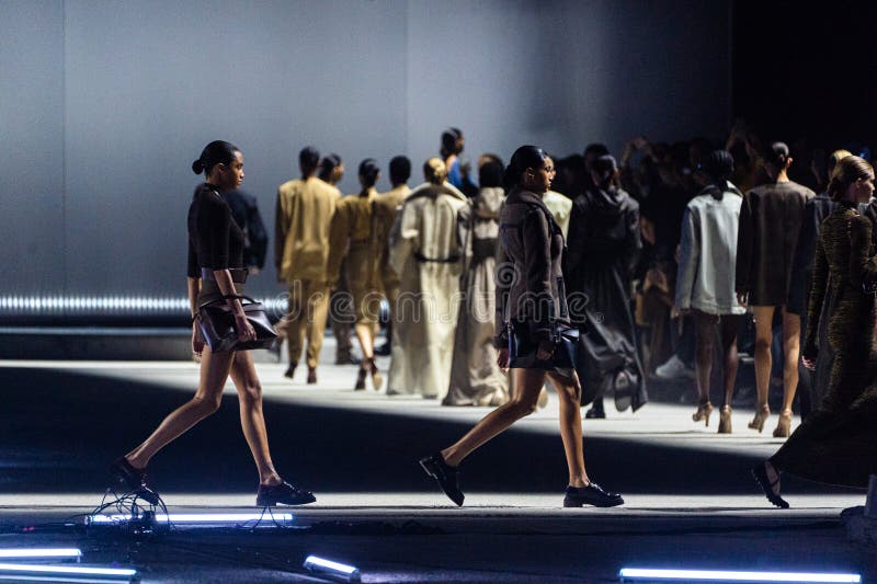 Luty 24 r. we włoszech : modelki chodzą finałem pasa startowego na pokazie mody tods w tygodniu mody milan