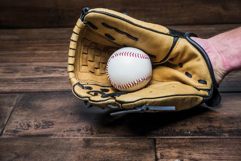 Luva de beisebol em sua mão com a bola foto de stock Luva de beisebol em sua mão com a bola foto de stock
