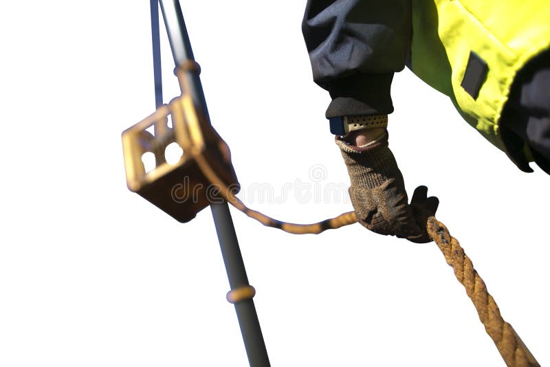 Luva resistente vestindo de começo do trabalhador do Rigger que guarda uma linha de etiqueta corda da segurança para controlar um fotos de stock royalty free Luva resistente vestindo de começo do trabalhador do Rigger que guarda uma linha de etiqueta corda da segurança para controlar um fotos de stock royalty free