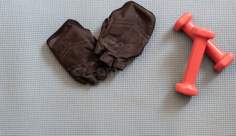 Luvas prontas para treino em casa, fazendo exercícios em classe física com equipamento muscular Tambores e luvas cor-de-rosa foto de stock royalty free Luvas prontas para treino em casa, fazendo exercícios em classe física com equipamento muscular Tambores e luvas cor-de-rosa foto de stock royalty free