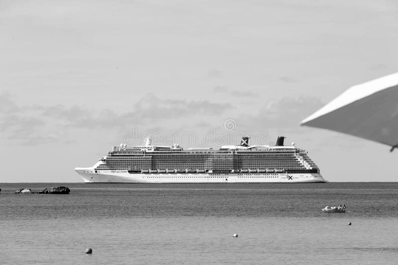 Luxe, bateau de croisière blanc en mer images libres de droits Luxe, bateau de croisière blanc en mer images libres de droits