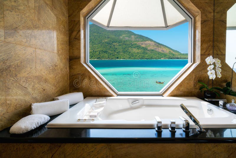 Luxe mooi binnenlands ontwerp bij de strandtoevlucht, venstermening Fr royalty-vrije stock afbeeldingen Luxe mooi binnenlands ontwerp bij de strandtoevlucht, venstermening Fr royalty-vrije stock afbeeldingen