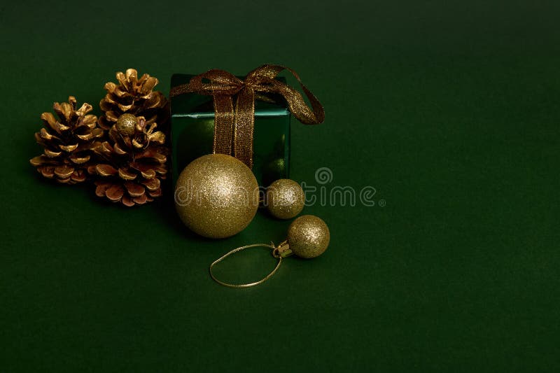 Luxe Présent Dans Le Papier Cadeau Brillant Vert Brillant Emballage Avec  Ruban or Et Cônes De Pins Arc or Et Sphérique Noël Photo stock - Image du  noël, festivité: 232196114