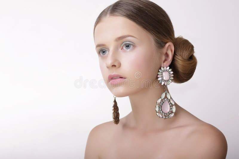 luxe Verfijnde Vrouw met Parelachtige Oorringen met Diamanten royalty-vrije stock afbeelding luxe Verfijnde Vrouw met Parelachtige Oorringen met Diamanten royalty-vrije stock afbeelding