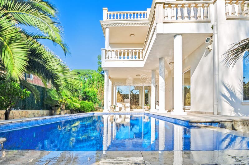 Luxe wit huis met zwembad Luxevilla in classica