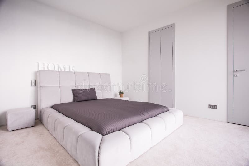 Luxebed in exclusieve slaapkamer stock fotografie Luxebed in exclusieve slaapkamer stock fotografie