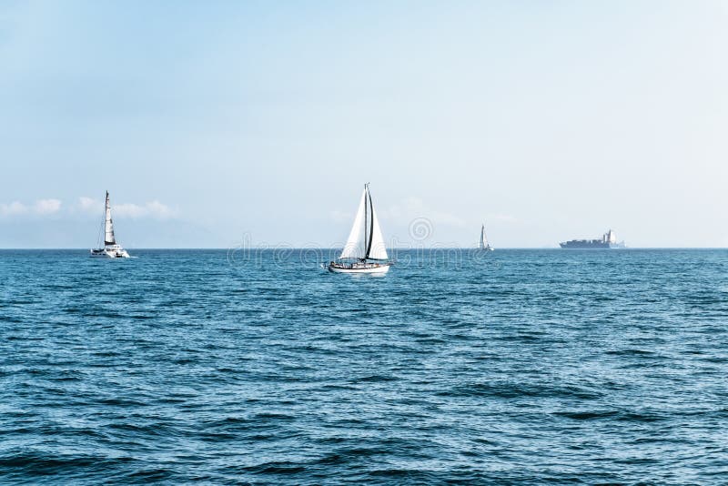 Luxejachten in open zee bij mooie zonnige dag Actieve levensstijl voor actieve mensen Tropische vakantie Weekendontsnapping van s royalty-vrije stock afbeeldingen Luxejachten in open zee bij mooie zonnige dag Actieve levensstijl voor actieve mensen Tropische vakantie Weekendontsnapping van s royalty-vrije stock afbeeldingen