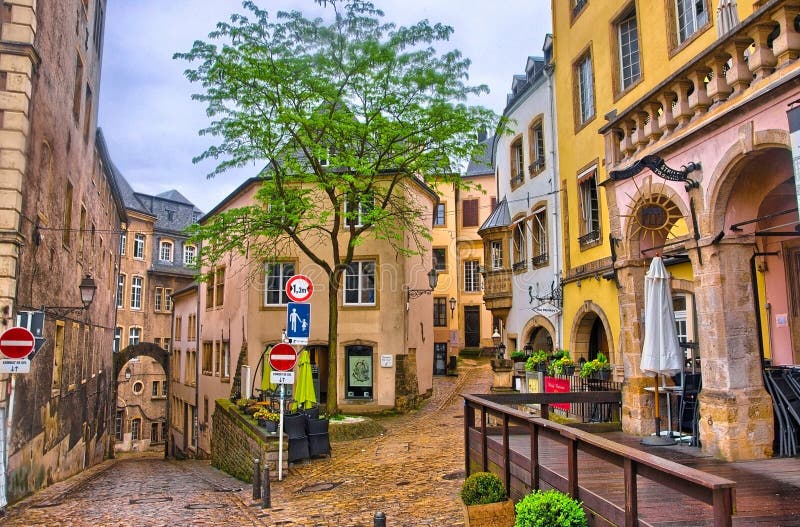 LUXEMBURG-STADT, LUXEMBURG - JUNI 2013: Schmale mittelalterliche Straße w lizenzfreie stockfotografie LUXEMBURG-STADT, LUXEMBURG - JUNI 2013: Schmale mittelalterliche Straße w lizenzfreie stockfotografie