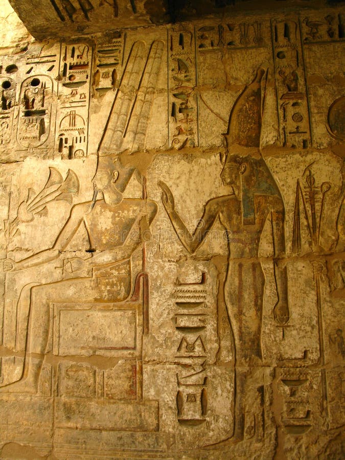 Luxor: gravuras de faraó e esposa, Medinet Habu fotos de stock