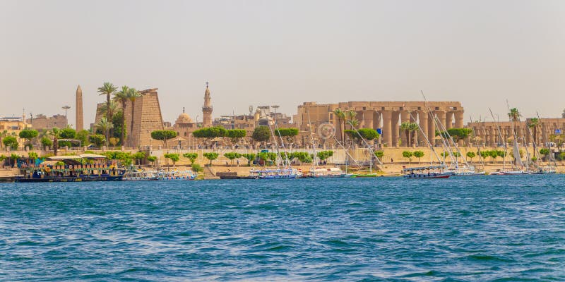 Luxor Egipt, Kwiecień, - 16, 2019: Karnak świątynia przy Nil rzeką w Luxor, Egipt obrazy stock Luxor Egipt, Kwiecień, - 16, 2019: Karnak świątynia przy Nil rzeką w Luxor, Egipt obrazy stock