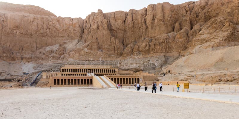 Luxor, Egipto - 16 de abril de 2019: El templo de Hatshepsut en Luxor es una reflexi?n del templo mortuorio de Mentuhotep II imagenes de archivo Luxor, Egipto - 16 de abril de 2019: El templo de Hatshepsut en Luxor es una reflexi?n del templo mortuorio de Mentuhotep II imagenes de archivo