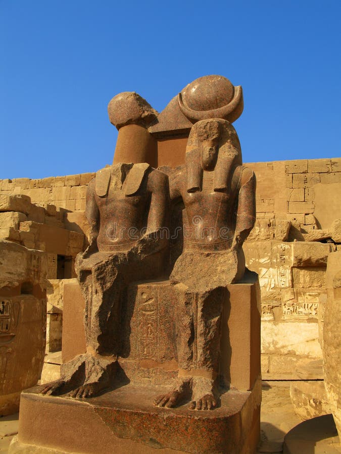 Luxor: estátuas de granito no templo de Medinet Habu fotografia de stock