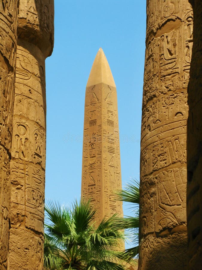 Luxor: Obelisco no Templo de Karnak imagens de stock royalty free