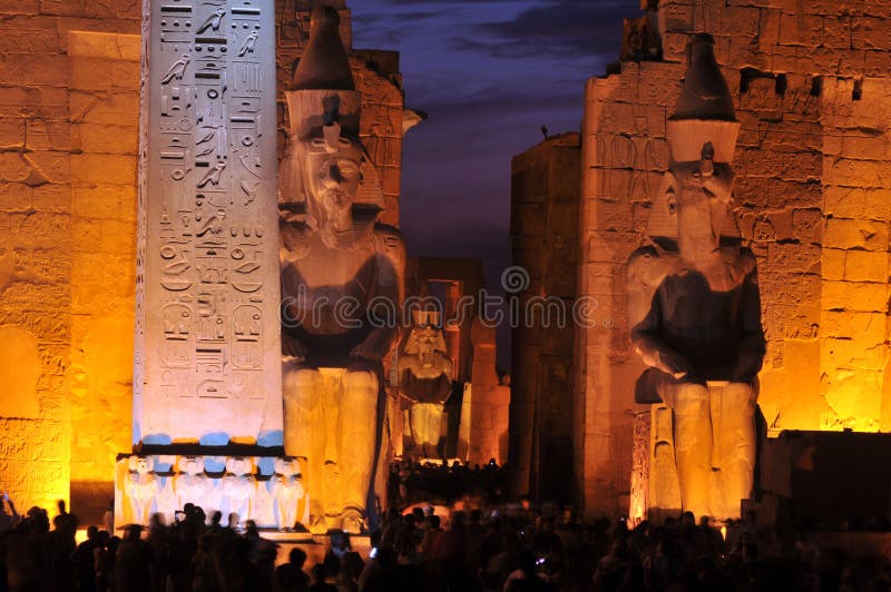 Corridoio centrale, l'Obelisco e i Colossi di notte nel Tempio di Luxor.