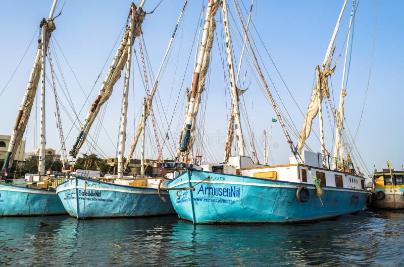 Luxor, Ägypten - 18. Januar 2016: Fischerboote der Tradition auf dem Nil lizenzfreie stockbilder Luxor, Ägypten - 18. Januar 2016: Fischerboote der Tradition auf dem Nil lizenzfreie stockbilder