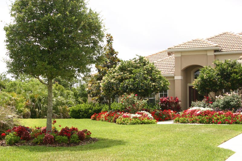 Luxueus huis en tuin royalty-vrije stock afbeeldingen Luxueus huis en tuin royalty-vrije stock afbeeldingen