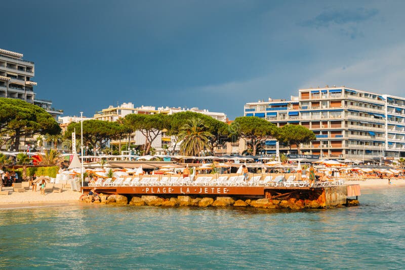 Luxueus strand en pijler in de Franse Riviera-toevluchtstad van Juan les Spelden stock foto Luxueus strand en pijler in de Franse Riviera-toevluchtstad van Juan les Spelden stock foto
